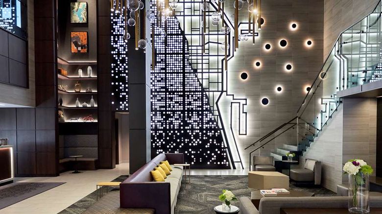 <b>Hampton Inn & Suites Chicago Downtown Lobby</b>. Images powered by <a href="https://iceportal.shijigroup.com/" title="IcePortal" target="_blank">IcePortal</a>.