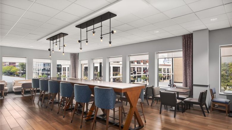 <b>Hampton Inn & Suites Chicago Downtown Restaurant</b>. Images powered by <a href="https://iceportal.shijigroup.com/" title="IcePortal" target="_blank">IcePortal</a>.