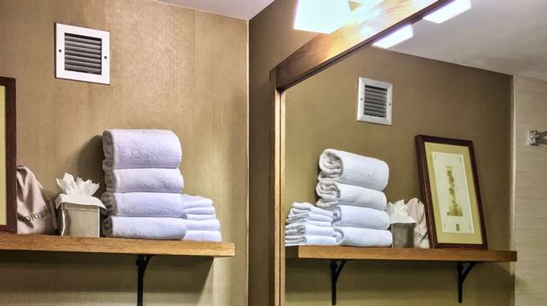 <b>Doubletree Hotel Libertyville-Mundelein Room</b>. Images powered by <a href="https://iceportal.shijigroup.com/" title="IcePortal" target="_blank">IcePortal</a>.