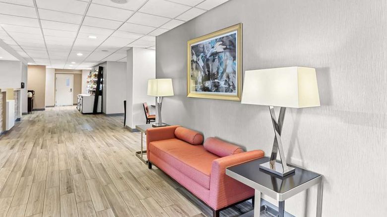<b>Hampton Inn Naperville Lobby</b>. Images powered by <a href="https://iceportal.shijigroup.com/" title="IcePortal" target="_blank">IcePortal</a>.