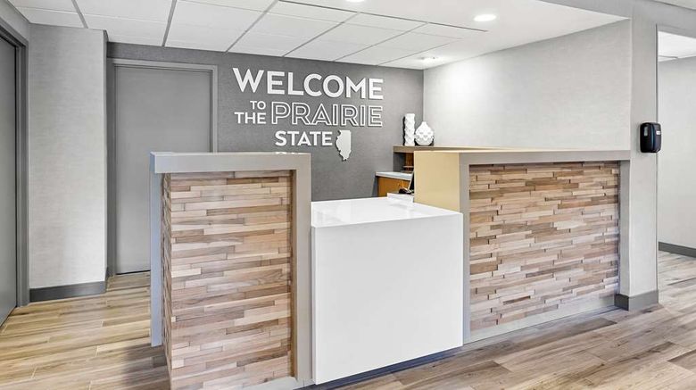 <b>Hampton Inn Naperville Lobby</b>. Images powered by <a href="https://iceportal.shijigroup.com/" title="IcePortal" target="_blank">IcePortal</a>.