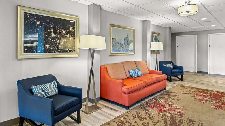 <b>Hampton Inn Naperville Lobby</b>. Images powered by <a href="https://iceportal.shijigroup.com/" title="IcePortal" target="_blank">IcePortal</a>.
