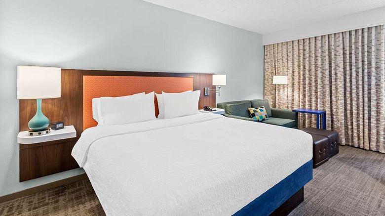 <b>Hampton Inn Naperville Room</b>. Images powered by <a href="https://iceportal.shijigroup.com/" title="IcePortal" target="_blank">IcePortal</a>.