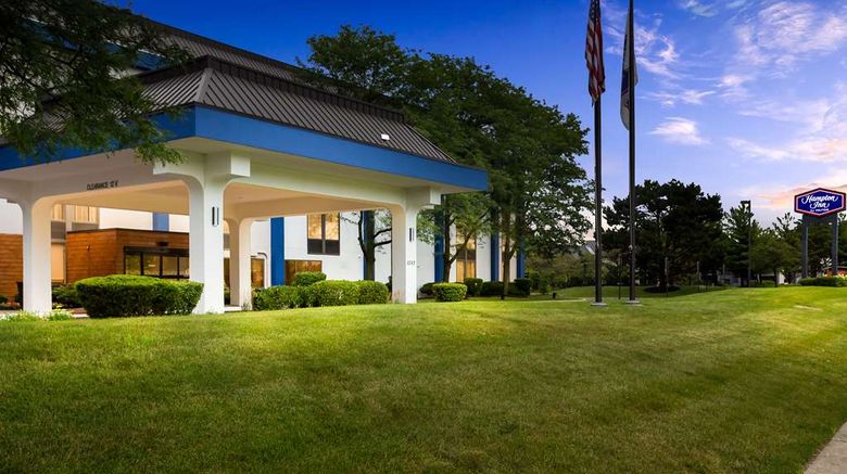 <b>Hampton Inn Naperville Exterior</b>. Images powered by <a href="https://iceportal.shijigroup.com/" title="IcePortal" target="_blank">IcePortal</a>.