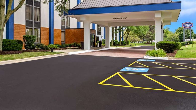 <b>Hampton Inn Naperville Exterior</b>. Images powered by <a href="https://iceportal.shijigroup.com/" title="IcePortal" target="_blank">IcePortal</a>.