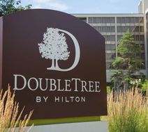 Doubletree by Hilton Chicago - Oak Brook Exterior