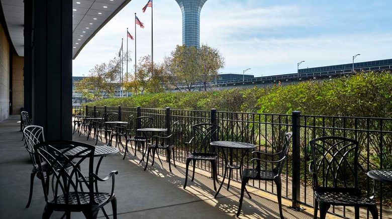 <b>Hilton Chicago O'Hare Airport Exterior</b>. Images powered by <a href="https://iceportal.shijigroup.com/" title="IcePortal" target="_blank">IcePortal</a>.