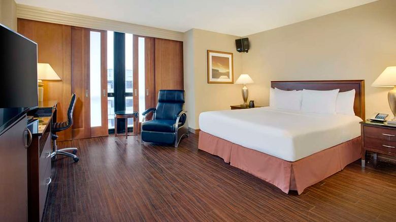 <b>Hilton Chicago O'Hare Airport Room</b>. Images powered by <a href="https://iceportal.shijigroup.com/" title="IcePortal" target="_blank">IcePortal</a>.