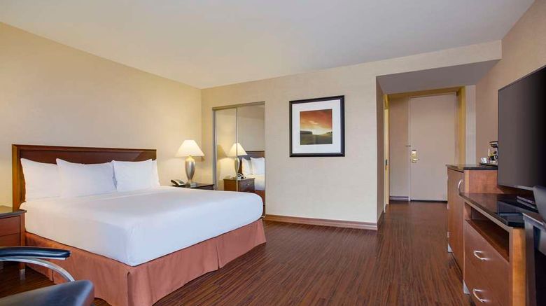 <b>Hilton Chicago O'Hare Airport Room</b>. Images powered by <a href="https://iceportal.shijigroup.com/" title="IcePortal" target="_blank">IcePortal</a>.
