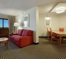 Hilton Chicago/Oak Brook Suites Room