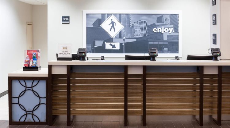 Hampton Inn & Suites Chicago North Shore Lobby