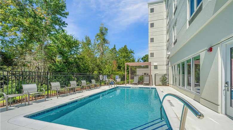 <b>Hilton Garden Inn Airport Pool</b>. Images powered by <a href="https://iceportal.shijigroup.com/" title="IcePortal" target="_blank">IcePortal</a>.