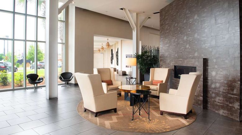 <b>Doubletree Hotel & Stes Charleston Arpt Lobby</b>. Images powered by <a href="https://iceportal.shijigroup.com/" title="IcePortal" target="_blank">IcePortal</a>.