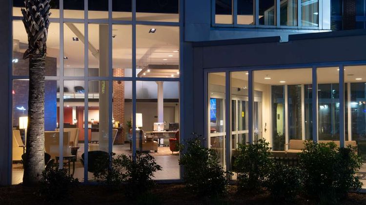 Doubletree Hotel & Stes Charleston Arpt Exterior
