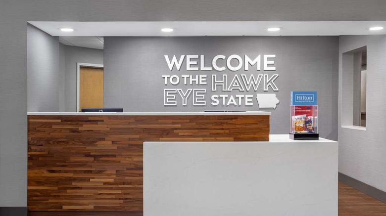 <b>Hampton Inn Iowa City-Coralville Lobby</b>. Images powered by <a href="https://iceportal.shijigroup.com/" title="IcePortal" target="_blank">IcePortal</a>.
