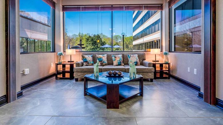 <b>DoubleTree by Hilton S Charlotte Tyvola Lobby</b>. Images powered by <a href="https://iceportal.shijigroup.com/" title="IcePortal" target="_blank">IcePortal</a>.