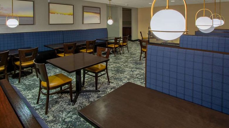<b>DoubleTree by Hilton Hotel Newark Restaurant</b>. Images powered by <a href="https://iceportal.shijigroup.com/" title="IcePortal" target="_blank">IcePortal</a>.