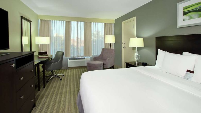 <b>DoubleTree by Hilton Hotel Newark Room</b>. Images powered by <a href="https://iceportal.shijigroup.com/" title="IcePortal" target="_blank">IcePortal</a>.