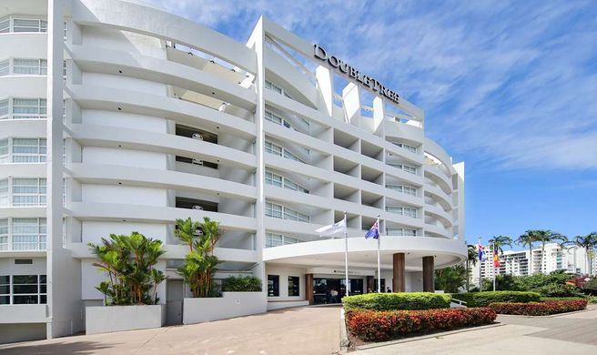 DoubleTree by Hilton Cairns Exterior