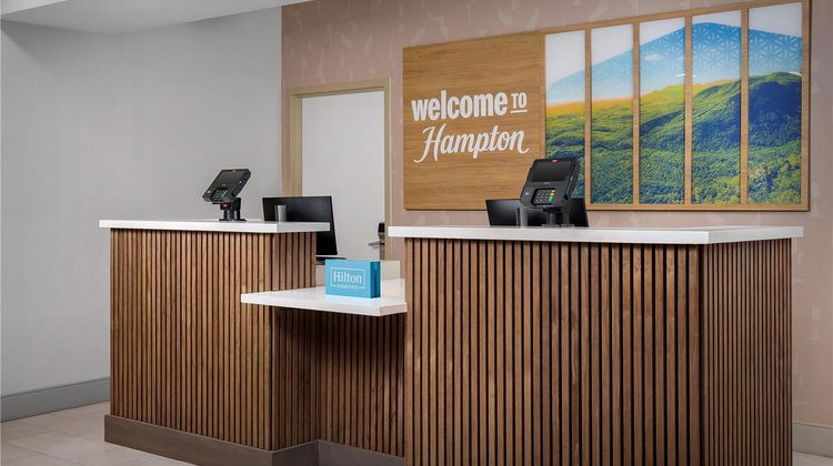 Hampton Inn & Suites Clinton Lobby