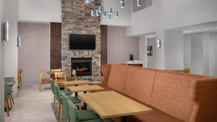 Hampton Inn & Suites Clinton Lobby