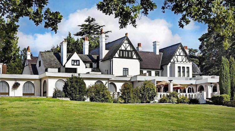 Hilton Cobham Exterior