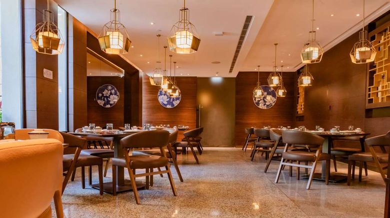 <b>Hilton Colombo Restaurant</b>. Images powered by <a href="https://iceportal.shijigroup.com/" title="IcePortal" target="_blank">IcePortal</a>.