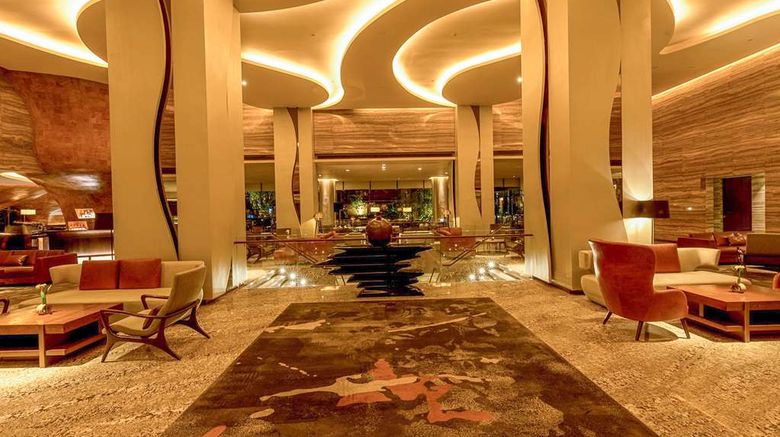 <b>Hilton Colombo Lobby</b>. Images powered by <a href="https://iceportal.shijigroup.com/" title="IcePortal" target="_blank">IcePortal</a>.