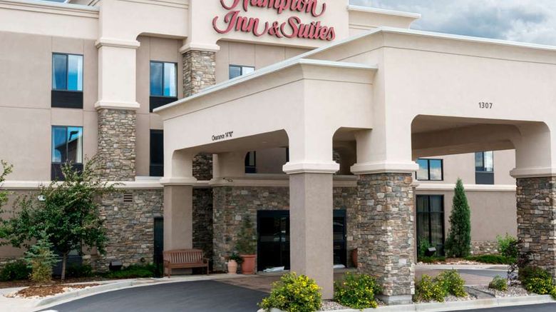 <b>Hampton Inn & Suites Colorado Springs Exterior</b>. Images powered by <a href="https://iceportal.shijigroup.com/" title="IcePortal" target="_blank">IcePortal</a>.