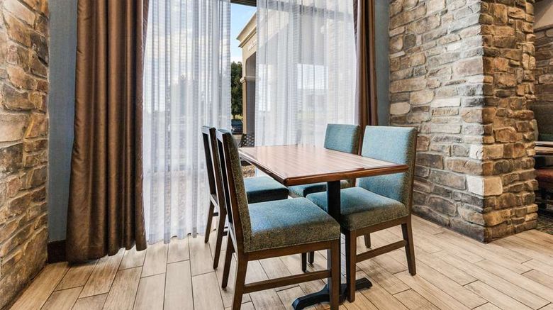 <b>Hampton Inn & Suites Colorado Springs Lobby</b>. Images powered by <a href="https://iceportal.shijigroup.com/" title="IcePortal" target="_blank">IcePortal</a>.