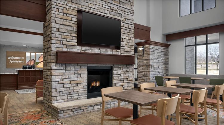 Hampton Inn & Suites Colorado Springs Lobby