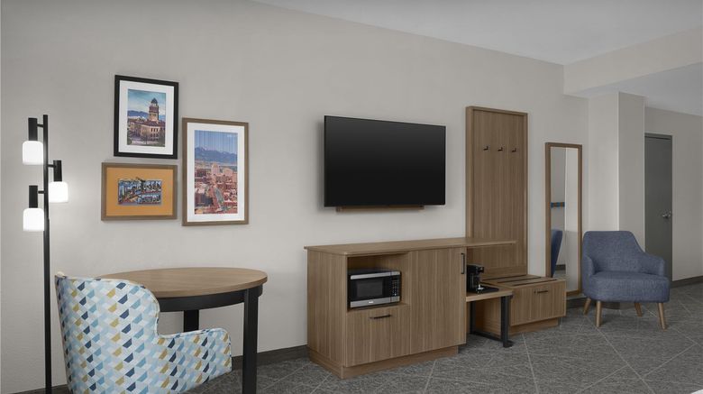 <b>Hampton Inn & Suites Colorado Springs Room</b>. Images powered by <a href="https://iceportal.shijigroup.com/" title="IcePortal" target="_blank">IcePortal</a>.