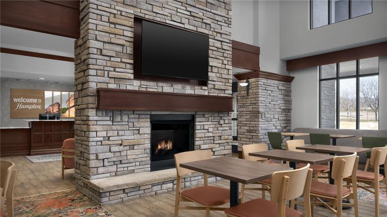 <b>Hampton Inn & Suites Colorado Springs Lobby</b>. Images powered by <a href="https://iceportal.shijigroup.com/" title="IcePortal" target="_blank">IcePortal</a>.