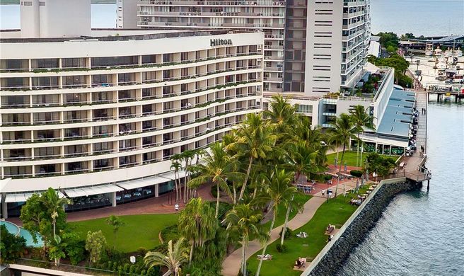 Hilton Cairns Exterior
