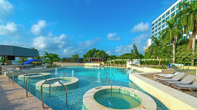 <b>Hilton Cartagena Hotel Pool</b>. Images powered by <a href="https://iceportal.shijigroup.com/" title="IcePortal" target="_blank">IcePortal</a>.