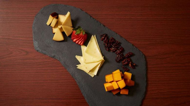 <b>DoubleTree by Hilton Blue Ash Restaurant</b>. Images powered by <a href="https://iceportal.shijigroup.com/" title="IcePortal" target="_blank">IcePortal</a>.