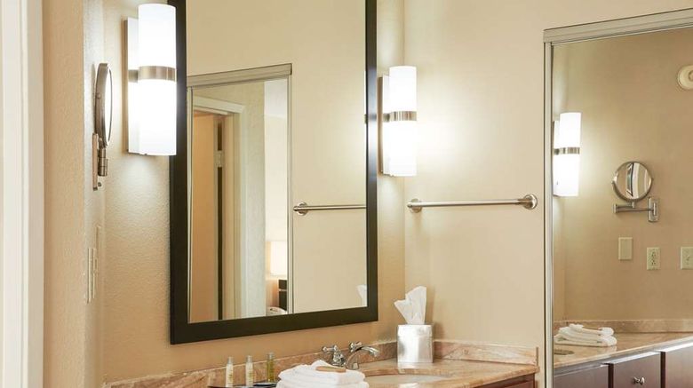 <b>DoubleTree by Hilton Blue Ash Room</b>. Images powered by <a href="https://iceportal.shijigroup.com/" title="IcePortal" target="_blank">IcePortal</a>.