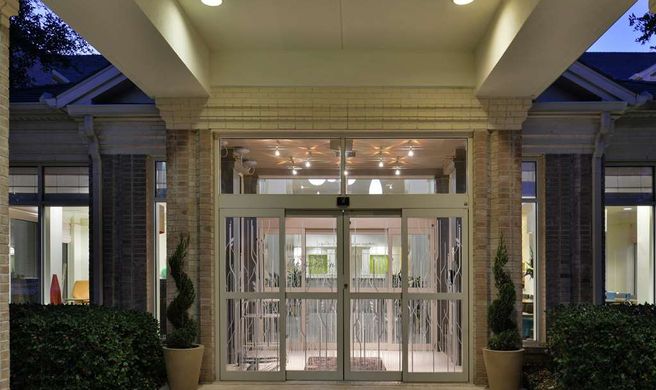 Hilton Garden Inn Addison Exterior