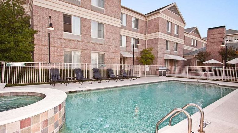 <b>Hilton Garden Inn Addison Pool</b>. Images powered by <a href="https://iceportal.shijigroup.com/" title="IcePortal" target="_blank">IcePortal</a>.