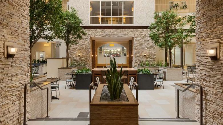 <b>Embassy Suites Dallas-Market Center Lobby</b>. Images powered by <a href="https://iceportal.shijigroup.com/" title="IcePortal" target="_blank">IcePortal</a>.