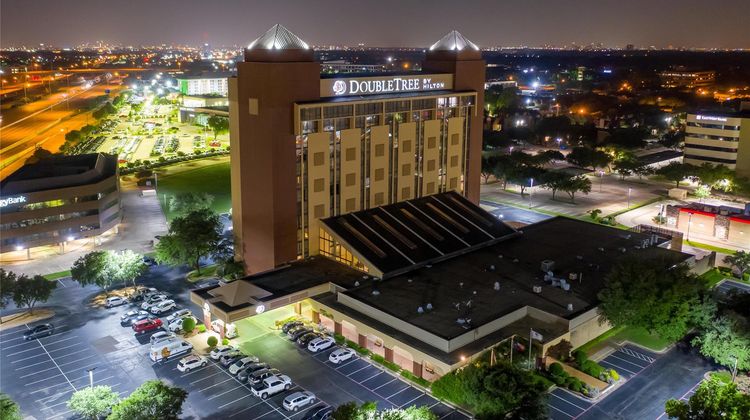 DoubleTree by Hilton Hotel Richardson Exterior