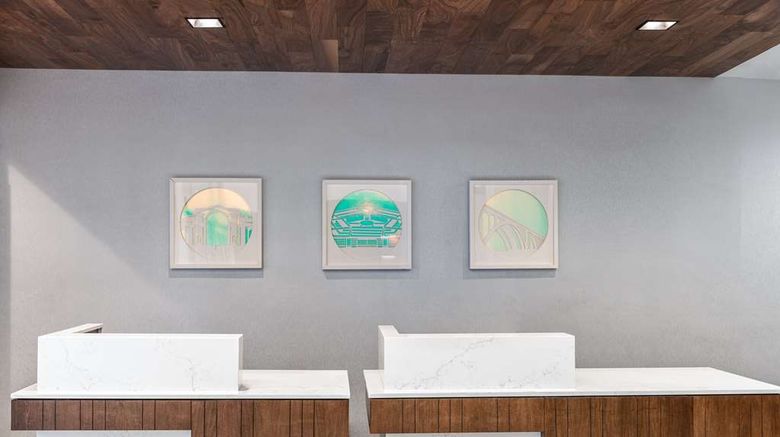 <b>Hilton Garden Inn Arlington Courthouse Lobby</b>. Images powered by <a href="https://iceportal.shijigroup.com/" title="IcePortal" target="_blank">IcePortal</a>.