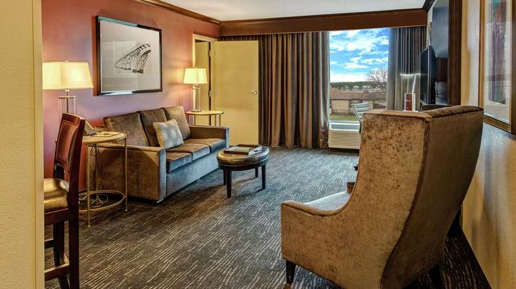 DoubleTree by Hilton Decatur Riverfront Room
