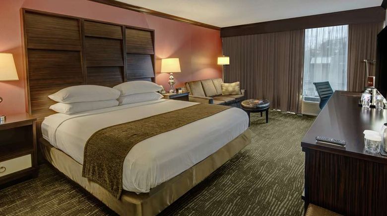 <b>DoubleTree by Hilton Decatur Riverfront Room</b>. Images powered by <a href="https://iceportal.shijigroup.com/" title="IcePortal" target="_blank">IcePortal</a>.