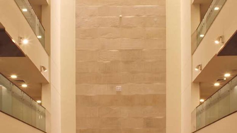 <b>Hilton Garden Inn New Delhi/Saket Lobby</b>. Images powered by <a href="https://iceportal.shijigroup.com/" title="IcePortal" target="_blank">IcePortal</a>.