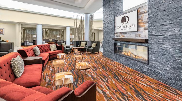 DoubleTree by Hilton Denver Aurora Lobby