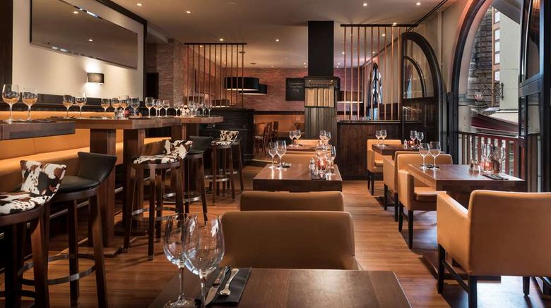 <b>Hilton Dresden Restaurant</b>. Images powered by <a href="https://iceportal.shijigroup.com/" title="IcePortal" target="_blank">IcePortal</a>.