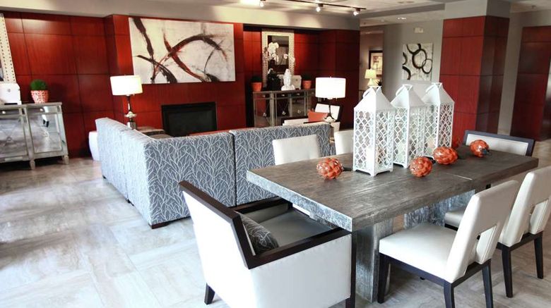 <b>Hilton Garden Inn Des Moines Airport Lobby</b>. Images powered by <a href="https://iceportal.shijigroup.com/" title="IcePortal" target="_blank">IcePortal</a>.