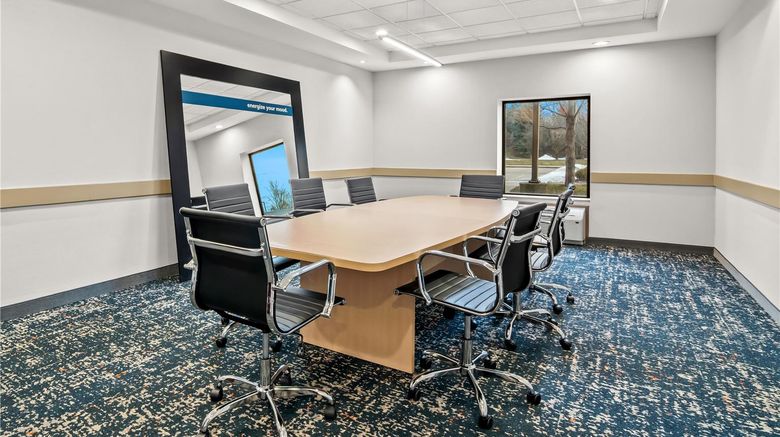 <b>Hampton Inn & Suites Detroit/Canton Meeting</b>. Images powered by <a href="https://iceportal.shijigroup.com/" title="IcePortal" target="_blank">IcePortal</a>.