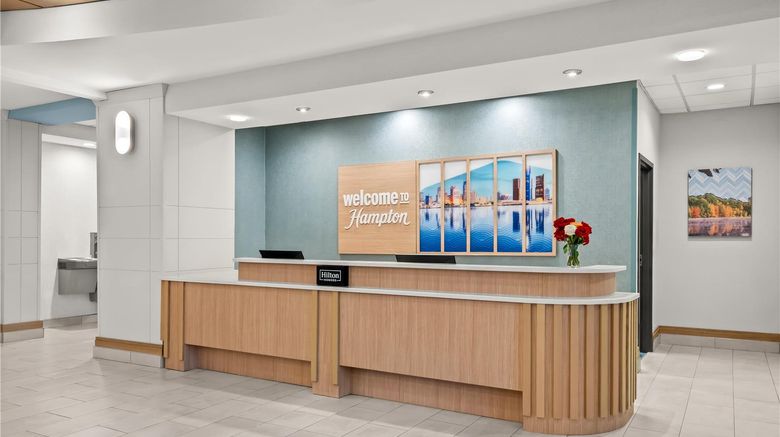 <b>Hampton Inn & Suites Detroit/Canton Lobby</b>. Images powered by <a href="https://iceportal.shijigroup.com/" title="IcePortal" target="_blank">IcePortal</a>.